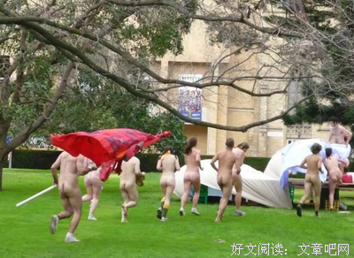 苏州女子当街裸奔，千人围观全网刷屏：快拍下她光着的样子，发到