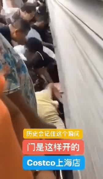 凌晨4点，超市里丑陋的一幕，出卖了无数人的体面 