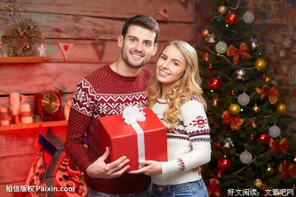 那个女人从我男友家出来，毛衣穿反