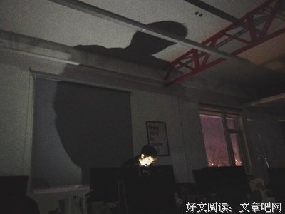 儿子笑眯眯地回家了