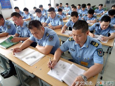 他放下姿态，慢慢亲近她
