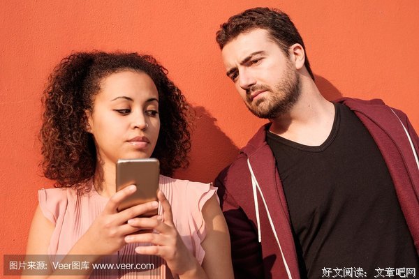 “我偷看了女友的手机，现在慌得一批”