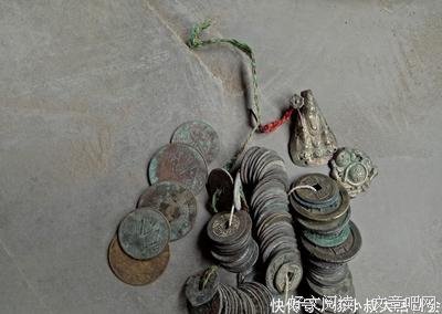 “房子都两套了，为什么不给我补一枚结婚戒指？”