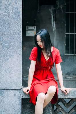 缭乱的城市，容不下我的痴经典的句子