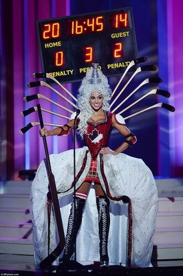 环球小姐选美比赛中，穿着传统服饰的各国佳丽们，简直惊艳到爆