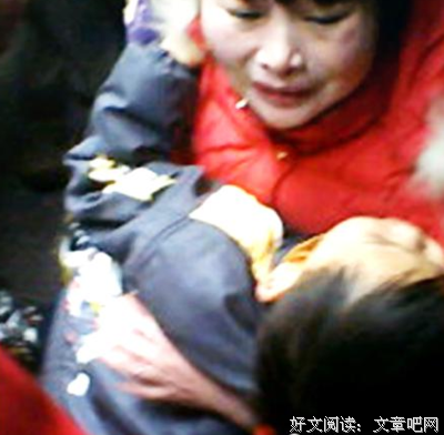 “我妈让你跪，你就得跪”