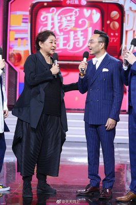 网红嘲讽董明珠上热搜：听说你还年轻？不要紧，过几年就老了！