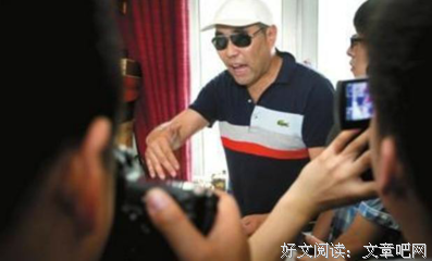 无意中发现母亲的婚外情，他却选择伤害自己