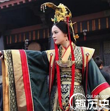 情夫当儿子面对我做坏事，我哭了