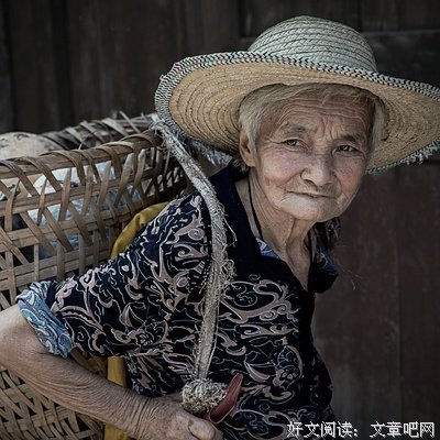 编背篼的老人