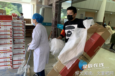 父母都在抗疫一线，八岁男孩说了三个字，让人泪目
