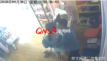 一双手抚上了她的臀部