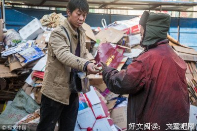 扎心！前几天还宣传拾荒老人捐款，现在拾荒老人被推搡殴打！