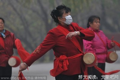 大妈们为了抢口罩，连命都不要了。
