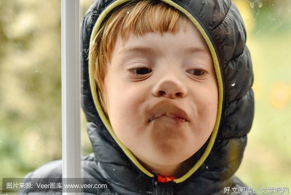 小孩子的眼睛是最澄澈的窗