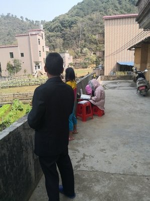 高三女孩每天蹭网学习18小时：不吃读书的苦，就吃生活的苦