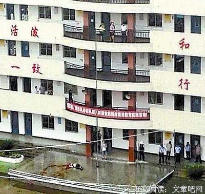儿子不写作业妈妈哭着跳楼，“没见过这样的孩子”。Excuse me?