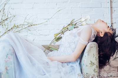 假装坚强，没人欣赏^经典的句子