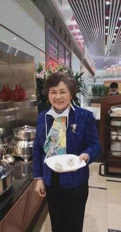 抗疫60天李兰娟返杭丈夫雨中接机：神仙般的爱情原来是这样的