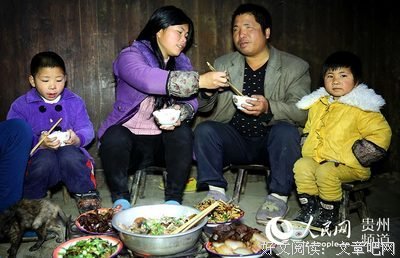 嫁过去第2天，婆婆让我给公公洗脚，妈宝老公屁都不敢放，她一脚踢