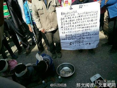 4个儿子埋父亲，好心酸！