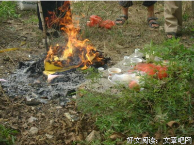 51岁没了丈夫不改嫁，18岁兒子竟发现原因！