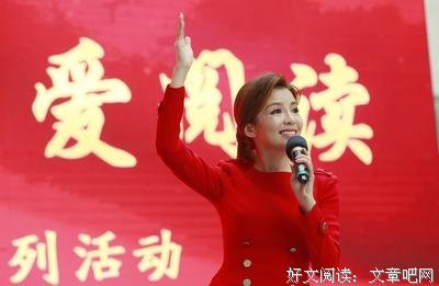 “听说有人想在这个夏天『向你表白』。”