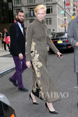 她是第一位剪短发、穿男装的女人，却成了时尚女王......