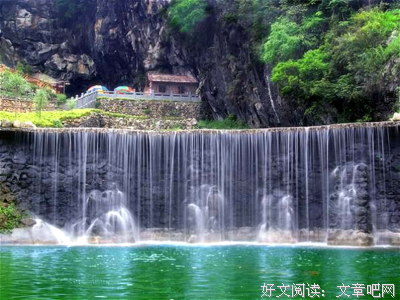 小姨娘好风光，正室住柴房。