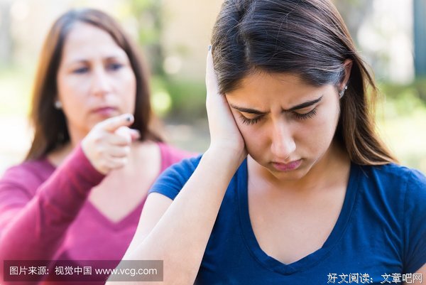 当母亲偷偷打开青春期女儿寄给男网友的包裹后，她沉默了……