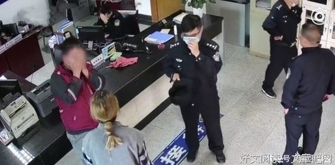 快递小哥为5毛钱被诬陷大哭：成年人好惨，连崩溃都要选时间