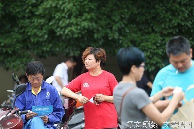 快递员被诬陷崩溃大哭，客户女儿一句话引众怒：父母品行不正，是