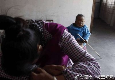 五十岁还不会煮面、高中时还需母亲喂饭：巨婴之痛，该谁买单？