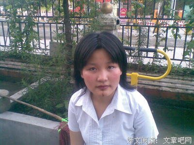 姑娘，别哭，我们和你在一起！
