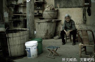每月给母亲6000元，母亲去世剩六块，儿子哭了