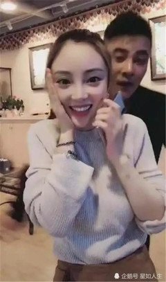 求婚现场，贾乃亮哭成泪人：“我依然相信爱情”