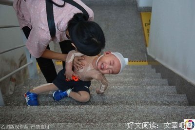 15岁女孩勒死自己母亲藏尸行李箱：“妈妈，我不想杀你，可是....
