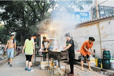 没人会不想念，楼下搬走了的煎饼摊和麻辣烫