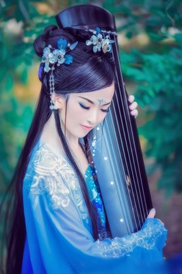 帘外芭蕉惹雨骤，眉间相思落闲庭
