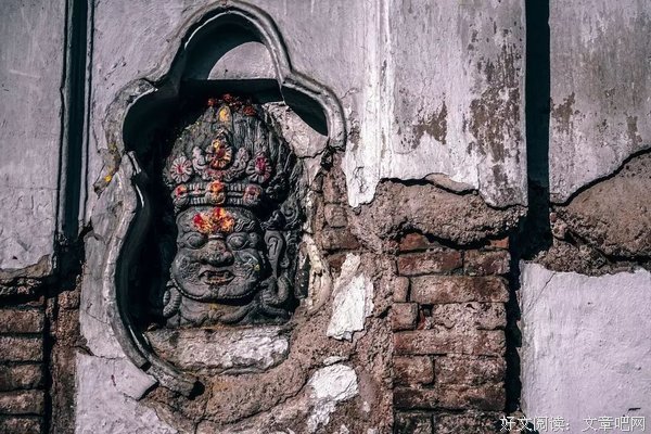 18岁与家人绝裂，34岁被骗光财产扫地出门。如今的她，你羡慕不来