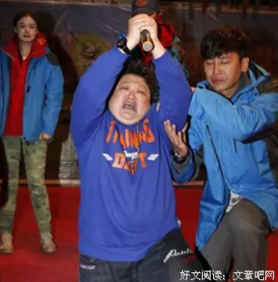 百人下跪，今天看的人都哭了！