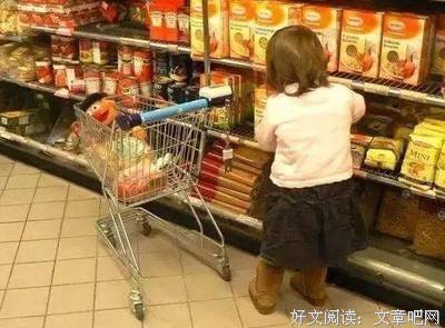 为什么那个小孩不愿意逛商场