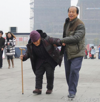 我妈养男人，我掏钱，过年回家被开水泼出门，骂我不孝女！
