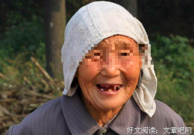 老二老三把母亲赶走，老大的举动，看哭了