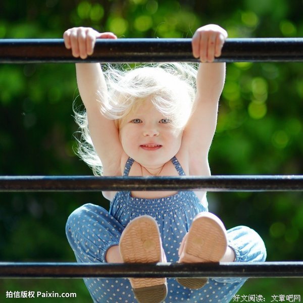 28岁农村姑娘生个女儿像猴子，走在大街上被笑话，好心酸！