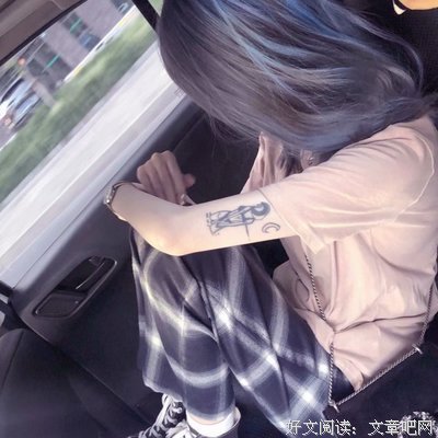 她已经不再哭