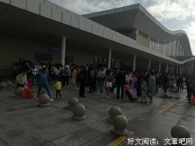 他觉得住在火车站已经很好了