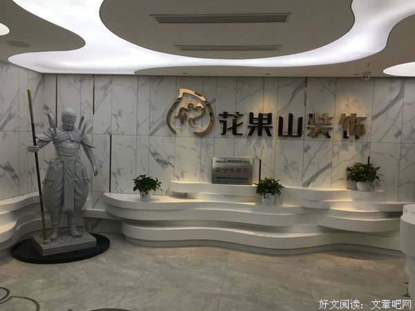 在红尘中寻找诗意，在神性中锻造永恒