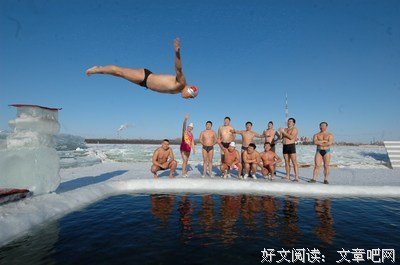 那个光身倒在阳台上，敲了4天盆的独居老人......