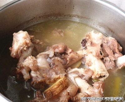 为了活命，他选择四次敲断骨头